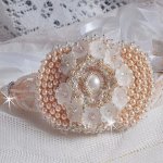 Pulsera Bouquet d'un Jour bordada con perlas de Swarovski, flores de Lucite, cintas y rocallas de calidad